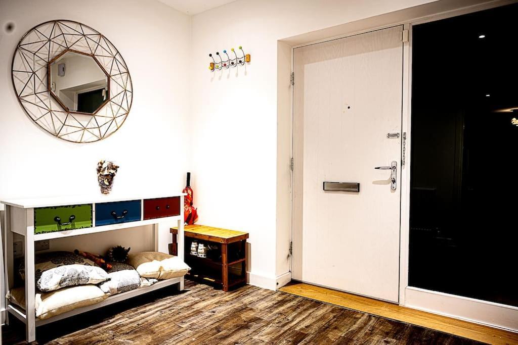Exquisite Cozy House, Close To Train Station And Amenities Harold Wood Exterior foto
