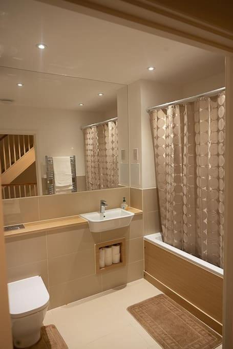 Exquisite Cozy House, Close To Train Station And Amenities Harold Wood Exterior foto